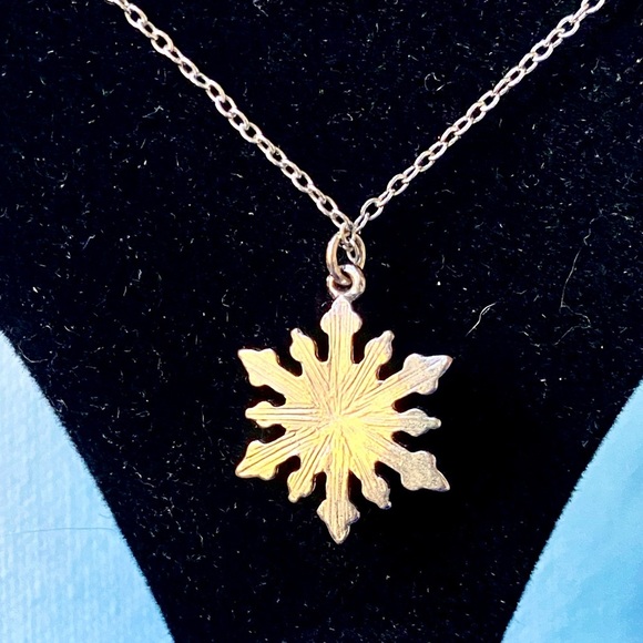 Dazzling Vintage Crystal Snowflake Pendant Necklace - Picture 4 of 8